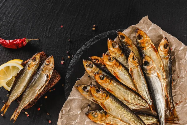 Peixes defumados espadilha marinada com especiarias, sal, verduras — Fotografia de Stock