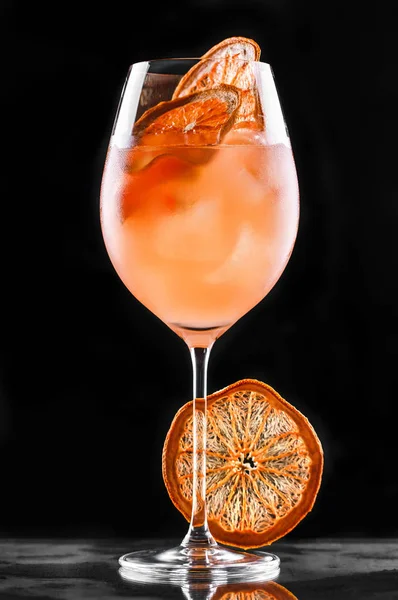 Свежий тропический коктейль с апельсином и грейпфрутом в высоком бокале — стоковое фото