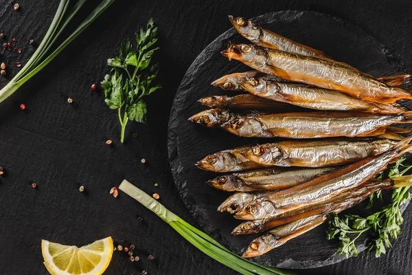 Peixes defumados espadilha marinada com especiarias, sal, verduras — Fotografia de Stock