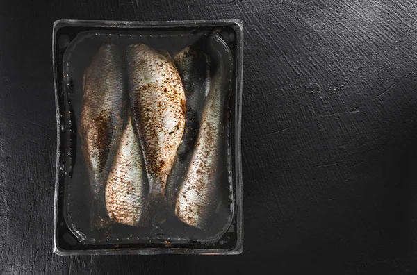 Маринованная скумбрия или сельдь со специями, упакованными в коробку — стоковое фото