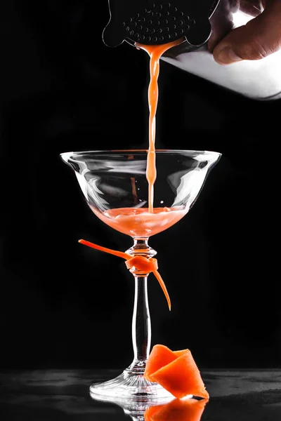 Kalter Karotten-Cocktail mit Sahne im hohen Glas — Stockfoto