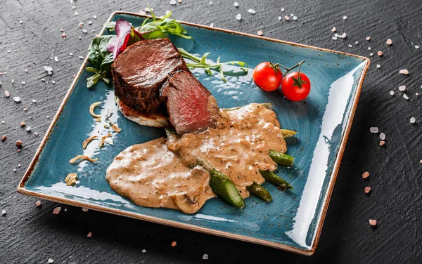 Saftige mittlere Rinderfiletsteaks Mignon mit Spargel — Stockfoto