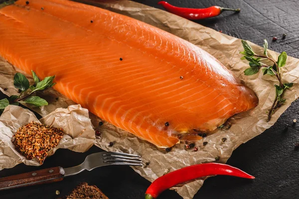 Rökt filé lax, röd fiskbiff med kryddor och citron — Stockfoto