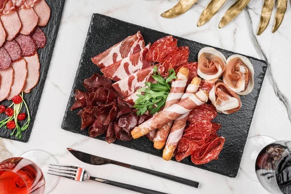 Antipasto plato de carne fría con palitos de pan grissini — Foto de Stock