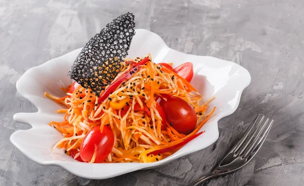 Insalata vegana sana con mela, carota, cavolo, sedano — Foto Stock