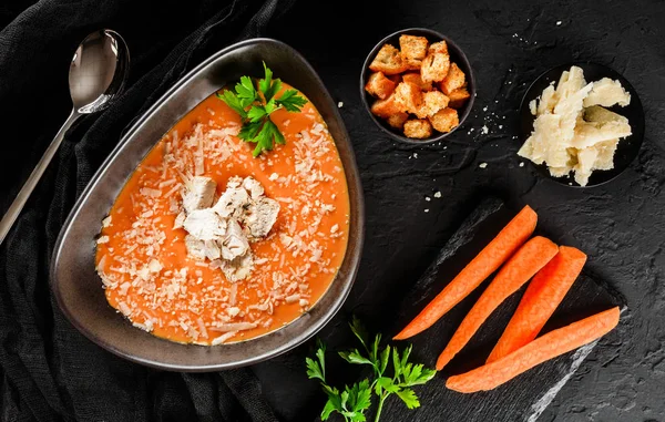 Морквяний крем-суп з курячим філе і пармезанським сиром — стокове фото