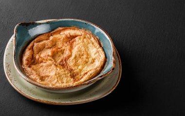 Kahvaltı, blac üzerinde tabakta sebze ve otlar ile Omlet