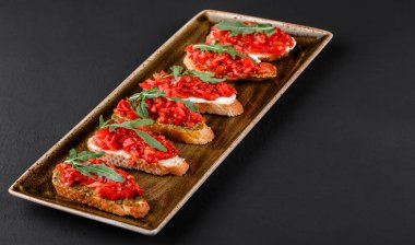 Ciabatta ekmek üzerinde doğranmış sebze ile Meze bruschetta bir