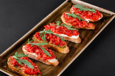 Ciabatta ekmek üzerinde doğranmış sebze ile Meze bruschetta bir
