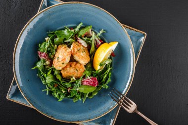 Arugula, ıspanak, avokado ve sebze pirzola ile taze salata