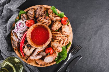 Domates ve b ile çeşitli lezzetli ızgara et ve sosis