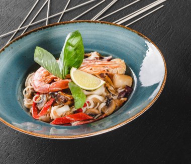 Deniz ürünleri ile Makarna spagetti, langoustine, midye, istiridye, squ