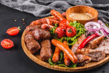 Domates ve b ile çeşitli lezzetli ızgara et ve sosis