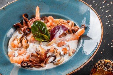 Kızarmış karides, midye, kalamar, mürekkep balığı, kremalı ahtapot 