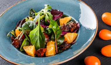 Salata karaciğer, arugula, portakal, ıspanak ve badem plaka 