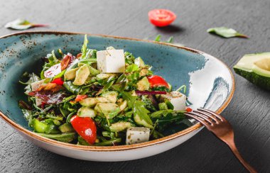 Avokado, yeşillik, arugula, ıspanak, cher ile sağlıklı taze salata