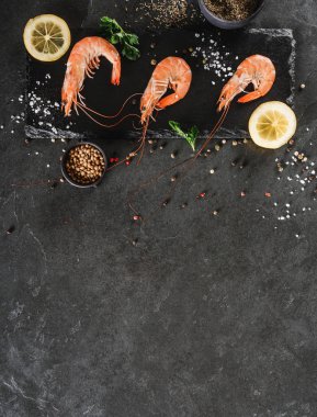 Taze çiğ karides veya baharat ve limon ile haşlanmış kırmızı karides 