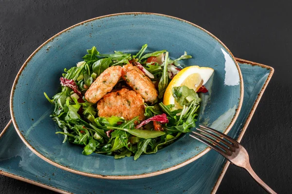 Salada fresca com rúcula, espinafre, abacate e costeletas de legumes — Fotografia de Stock