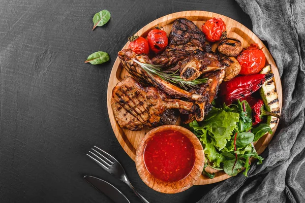 Grilované Ribeye steak na kosti a zeleninu s čerstvým salátem a — Stock fotografie