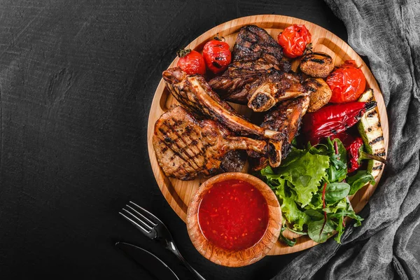 Grilované Ribeye steak na kosti a zeleninu s čerstvým salátem a — Stock fotografie