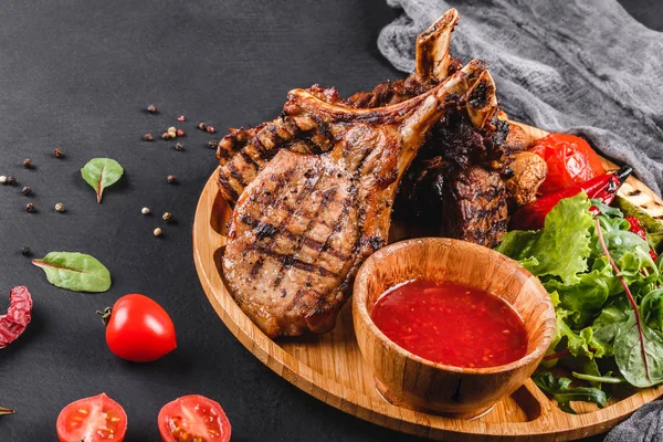 Grilované Ribeye steak na kosti a zeleninu s čerstvým salátem a — Stock fotografie