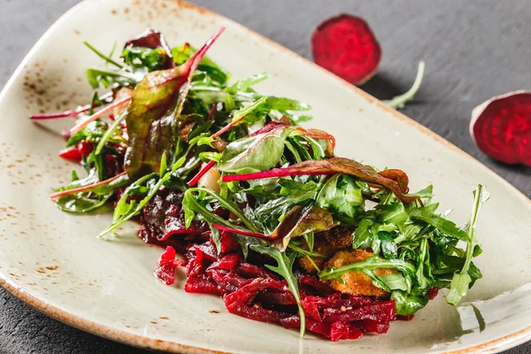 Gesunder frischer Salat mit gebackenen Rüben, Gemüse, Rucola, Spinat und — Stockfoto