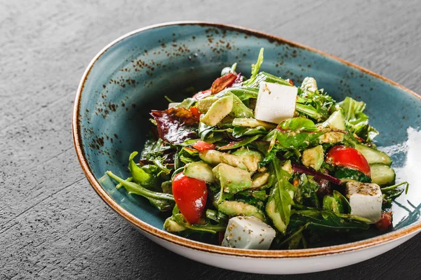 Gesunder frischer Salat mit Avocado, Gemüse, Rucola, Spinat, Cher — Stockfoto