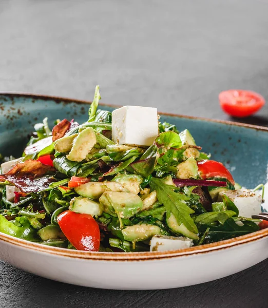 Hälsosam fräsch sallad med avokado, greener, ruccola, spenat, Cher — Stockfoto