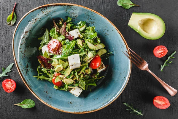 Ensalada fresca saludable con aguacate, verduras, rúcula, espinacas, cher — Foto de Stock