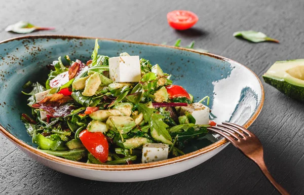 Ensalada fresca saludable con aguacate, verduras, rúcula, espinacas, cher — Foto de Stock