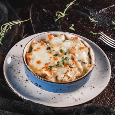 Peynir, brokoli, karnabahar ve peçete ile koyu arka plan üzerinde kase otlar ile Güveç. Sağlıklı akşam yemeği veya öğle yemeği ayarı, temiz beslenme, yakın çekim.