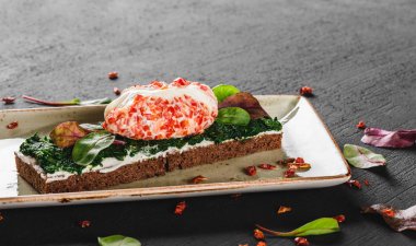 Sağlıklı kahvaltısandviçleri. Bruschetta haşlanmış yumurta veya yumurta Benedict, taze sebze, koyu arka plan üzerinde ıspanak ile. Temiz beslenme, sağlıklı gıda, diyet, üst görünümü.