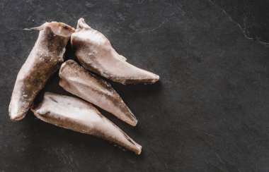 Kayrak taşı arka planda dondurulmuş fileto balıkları. Deniz ürünleri, üst görünüm, düz yatıyordu, kopyalama alanı