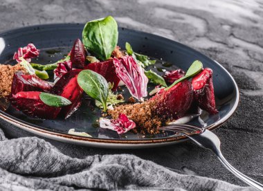 Pancar, lahana, ıspanak, çavdar ekmeği ve sos ile sağlıklı vegan salata gri arka plan üzerinde kase. Sağlıklı yağsız gıda, temiz beslenme, diyet, closeup.