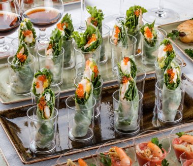 Ziyafet masasında karidesli, karides, kırmızı havyar, turuncu, peynir ve yeşillik ile lezzetli meze. Gurme gıda yakın çekim, Snack, Antipasti, deniz ürünleri tabağı