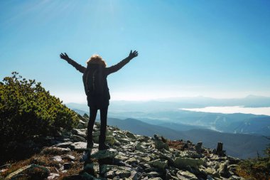 Mutlu yürüyüşçüler yaşam amacına, başarıya, özgürlüğe ve mutluluğa, dağlarda başarıya ulaşır. Yaşam tarzı seyahat tutkusu macerası. Karpat Dağları, Ukrayna, Avrupa