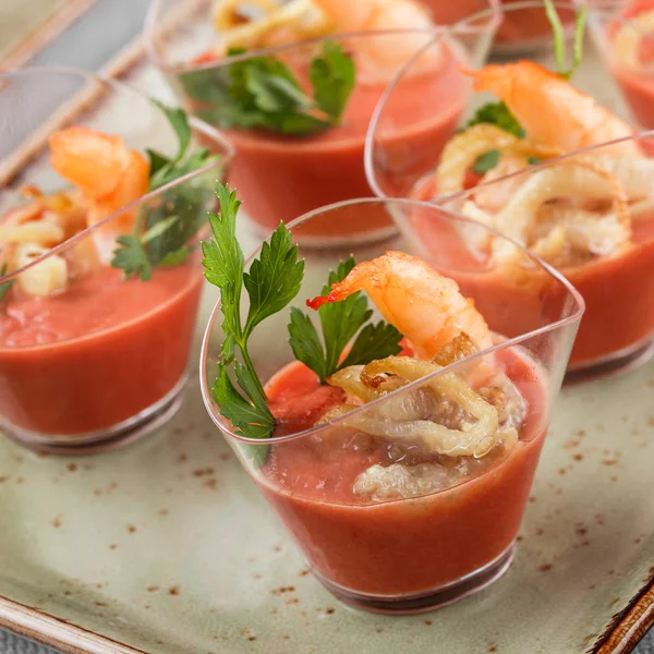 Mousse di pesce con gamberetti e calamari in tazze di vetro sul tavolo del banchetto. Deliziosi antipasti, cibo gourmet da vicino, snack, antipasti, piatto di pesce — Foto Stock