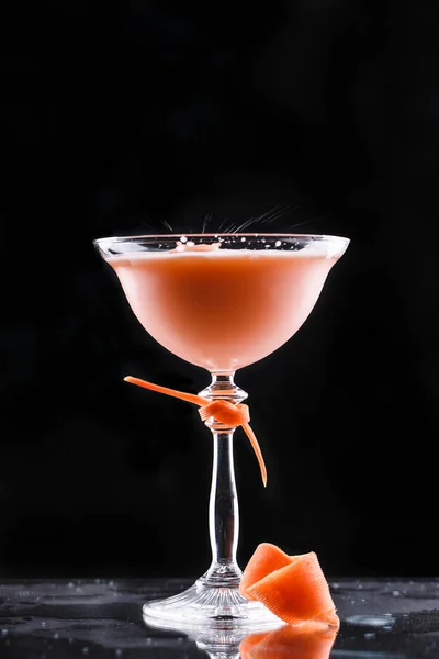 Коктейль из холодной моркови со сливками в высоком стакане на темном фоне. Летние напитки и алкогольные коктейли . — стоковое фото