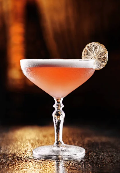 Zimny koktajl z różowym szampanem w wysokiej szklance na tle atmosfery restauracji. Letnie drinki i koktajle. — Zdjęcie stockowe