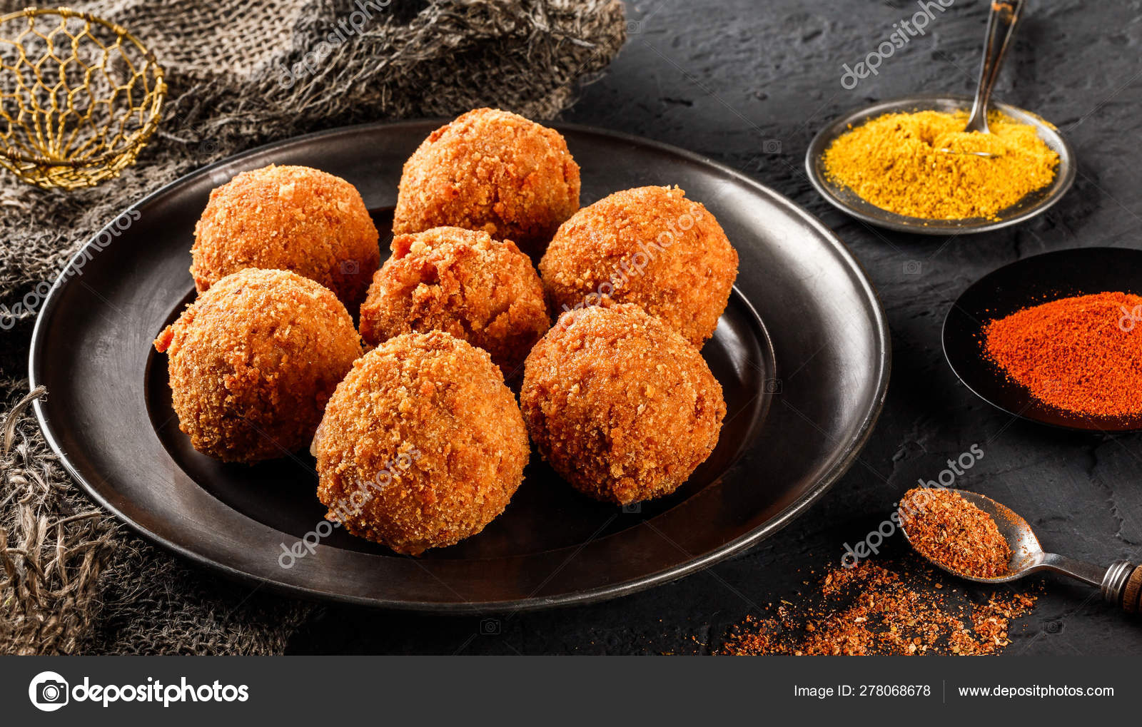 Gebratene Kartoffelkaseballchen Oder Kroketten Mit Gewurzen Auf Schwarzem Pla Stockfoto C Valentinjukov