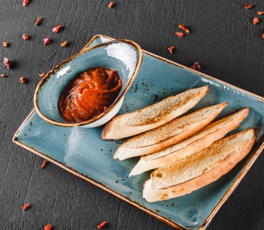 Koyu backgro üzerinde plaka sebze sosu ile Kızarmış Bruschetta