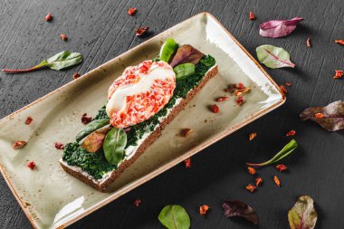 Sağlıklı kahvaltısandviçleri. Bruschetta Haşlanmış yumurta veya örneğin ile