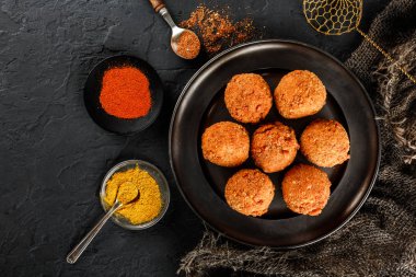 Kızarmış patates peynir topları veya siyah pla üzerinde baharat ile kroket