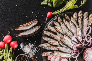 Tuzlu balıklar baharat, tuz, turp ve dilim ile marine sprat
