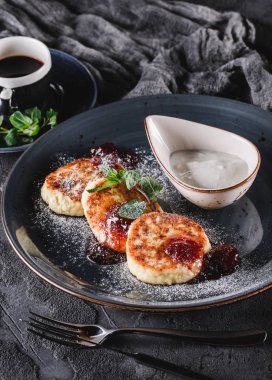 Meyve reçeli, çilek, ekşi krema, nane ve powd ile Krep