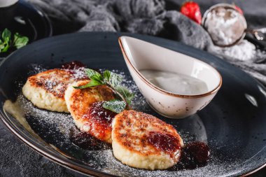 Meyve reçeli, çilek, ekşi krema, nane ve powd ile Krep