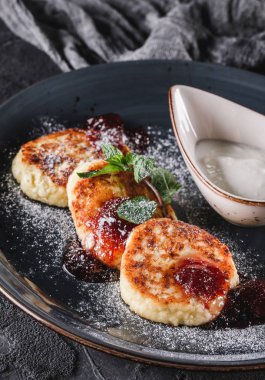 Meyve reçeli, çilek, ekşi krema, nane ve powd ile Krep