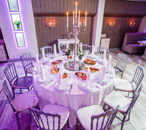 Cena de recepción de boda. Mesa redonda servida con flores, brillante — Foto de Stock