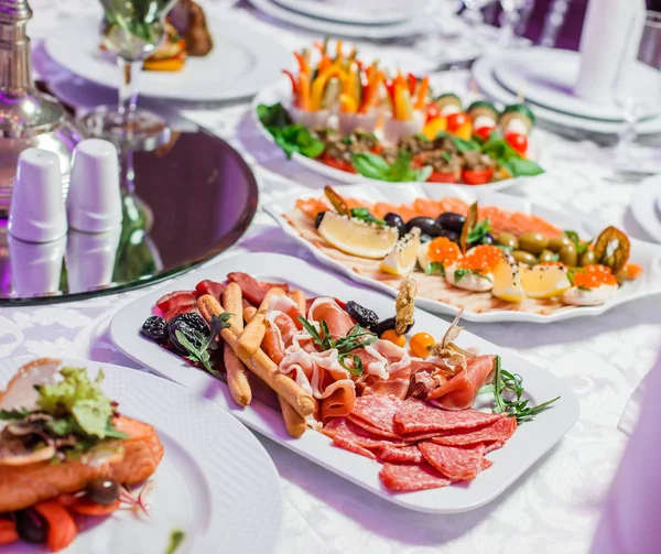 Svatební stůl s chutnými jídly, studená Neujídej talíř — Stock fotografie