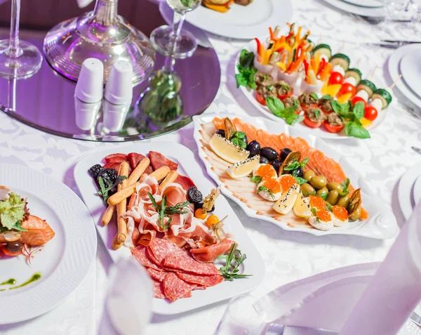 Tavola nuziale servita con gustosi pasti, antipasto piatto freddo me — Foto Stock